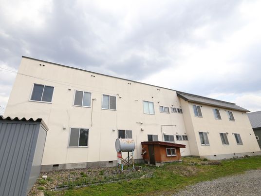 広々とした施設の外観