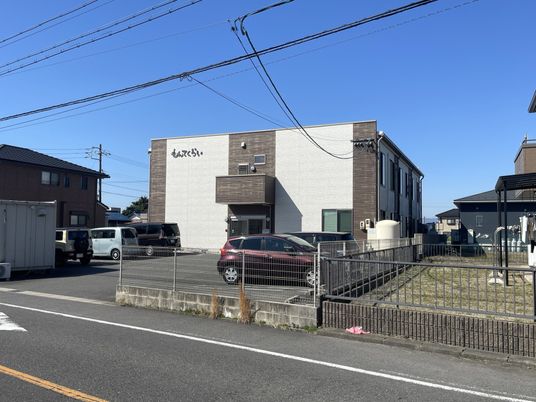 駐車場のある建物外観