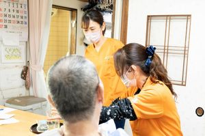 スタッフと高齢者の交流