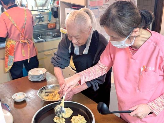 料理をする人たちのキッチン
