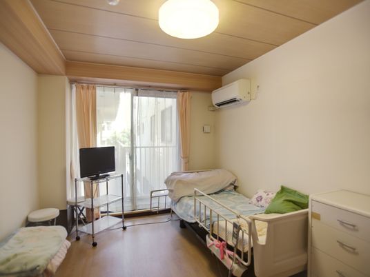 明るい居室の窓辺  