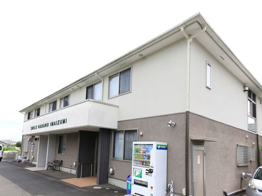 明るい外観の建物エントランス