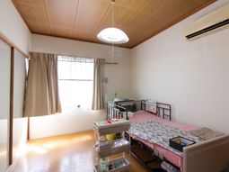 明るい個室の居室