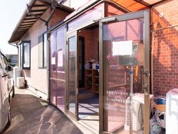 赤レンガ外観のエントランス