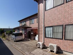 赤レンガ調の建物外観