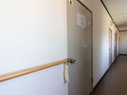 廊下に手すりと扉