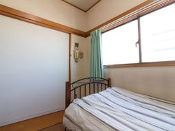 清潔なベッドのある部屋