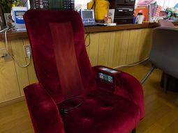 赤いマッサージチェアと部屋