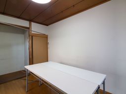 広々としたシンプルな居室