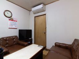 茶色いソファが置かれた居室