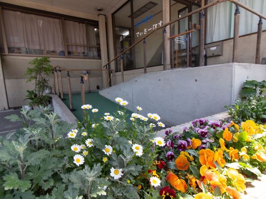 花壇とエントランスの景観