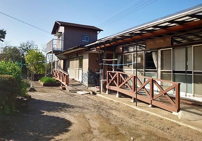 自然に囲まれた外観
