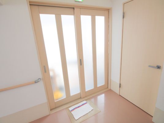 明るい廊下のガラス扉