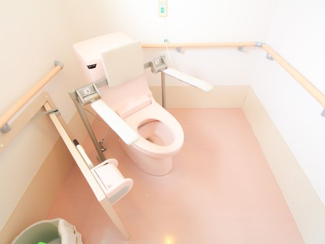 バリアフリートイレ トイレ 安心して利用できる手すり付きの広々としたトイレです。利便性と安全性を考慮した設計になっております。