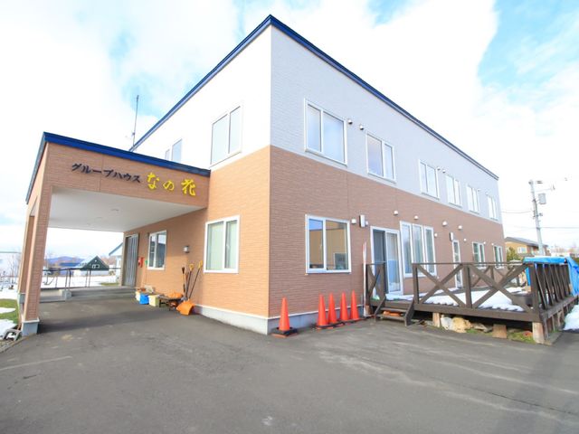 明るい施設のエントランス外観 外観 広々としたエントランスが印象的な建物で、新しいキャリアのスタートをお考えの方に適しています。