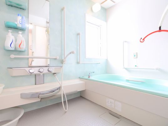 バリアフリー設計の浴室