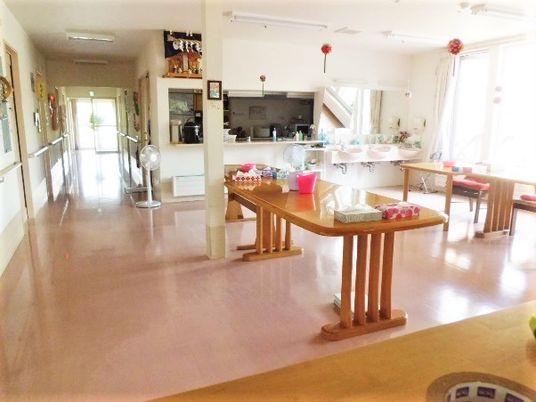 明るい共有ラウンジ