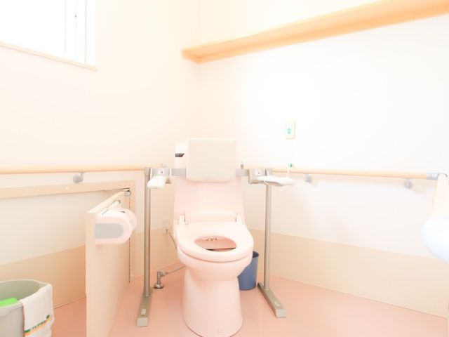 バリアフリー対応トイレ トイレ 手すり付きで安全に配慮されたトイレ空間です。清潔感あふれる設備を見学いただけます。