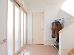 明るい廊下の角部分