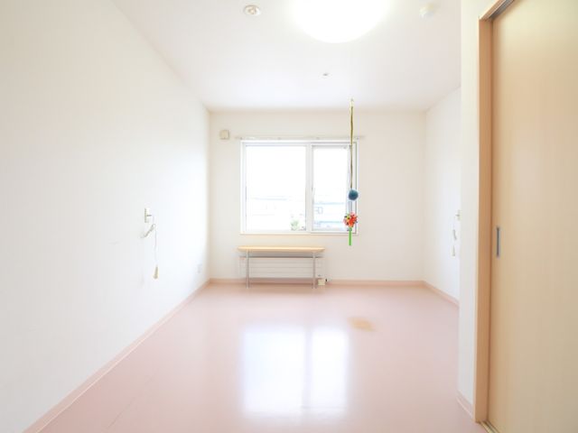 明るい広々居室 居室 広々とした居室は、日差しが差し込む明るい空間です。シンプルなデザインが、自分らしい空間作りをお手伝いします。