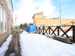 雪が積もる木製デッキ