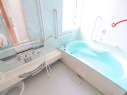 明るいバリアフリー浴室