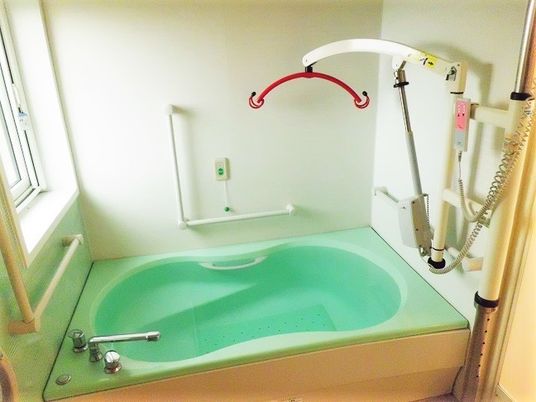 バリアフリー設計の浴室