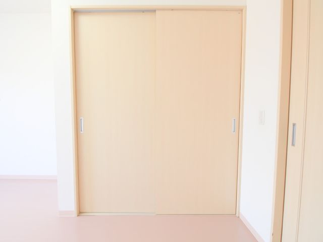 明るい居室の引き戸 収納 ゆったりとした開口部の引き戸が特徴的な居室です。バリアフリー設計で、快適な生活空間をご提供します。