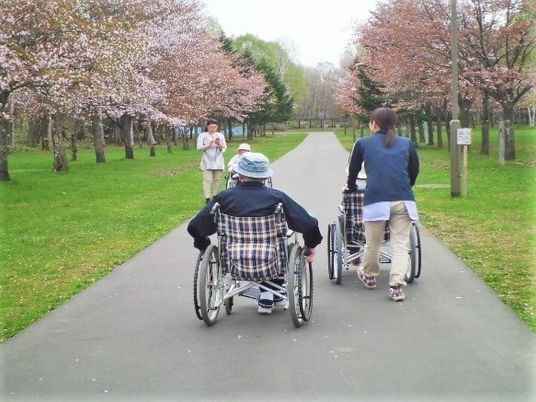 車椅子で散歩する人々