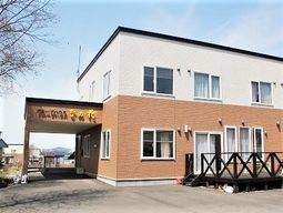 明るい外観の建物エントランス