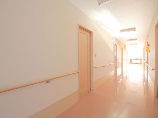 手すり付きの明るい廊下