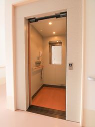 開放的なエレベーター入口