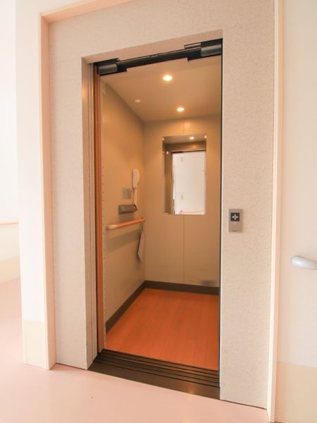 開放的なエレベーター入口