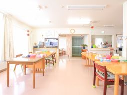 明るい食堂の様子