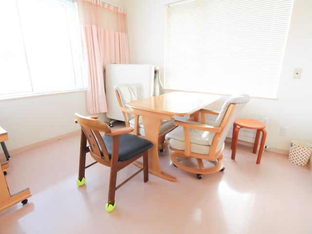 明るく快適な居室 相談室 ゆとりあるスペースの居室で、ご自身のペースで心地よい時間を過ごすことができます。採光がたっぷりと入る窓辺では、読書やくつろぎのひとときをお楽しみいただけます。