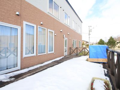 雪景色の中の建物テラス