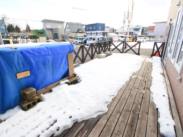 雪のあるテラスの風景 外観 テラスは広々としており、季節を感じながら外の空気をお楽しみいただける造りになっています。安全に配慮した通路で、四季の移ろいを感じることができます。