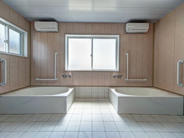 浴槽と手すりがある浴室 浴室 手すり付きの清潔な浴室では、安全にご入浴いただけます。床は滑りにくく、ゆったりとバスタイムをお過ごし頂ける設計です。