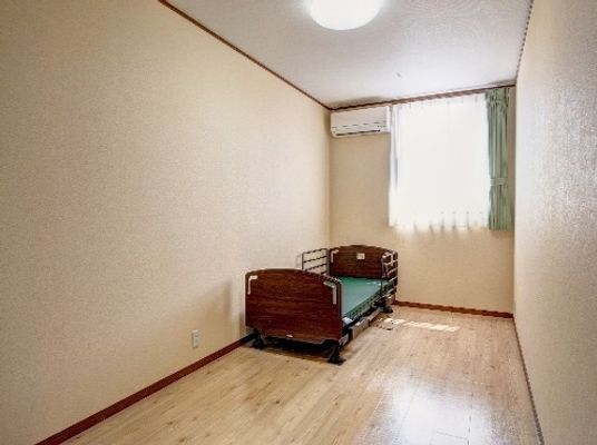 広々とした明るい居室