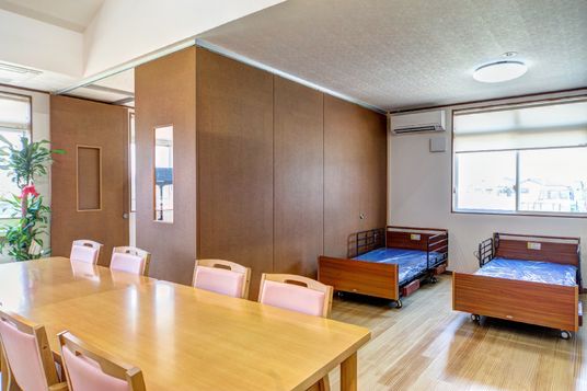居室のベッドとテーブル