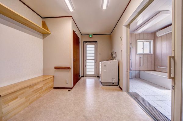 清潔な浴室と廊下