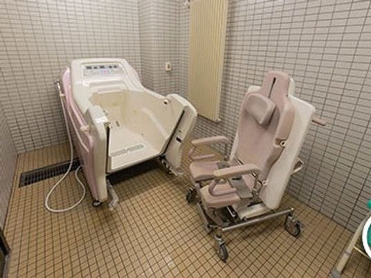入浴設備と椅子のある浴室  