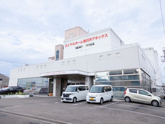 施設の外観と駐車場