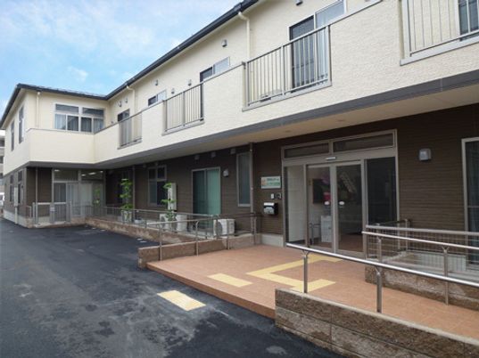入口のある清潔な建物