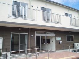 施設のエントランス正面