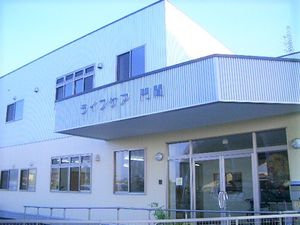 白い建物の明るいエントランス