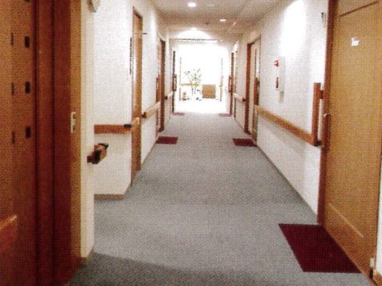 清潔な施設の廊下