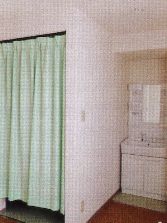 居室の洗面台とカーテン