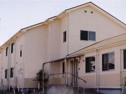 白い外壁の建物正面