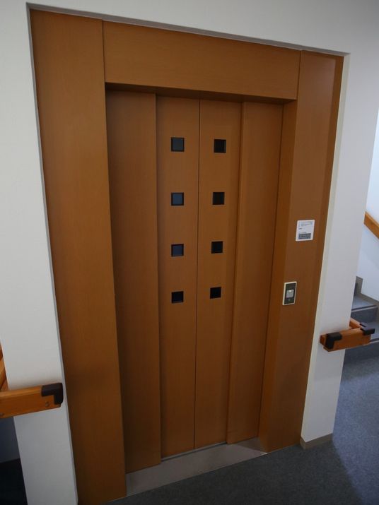 木製の清潔感あるエレベーター